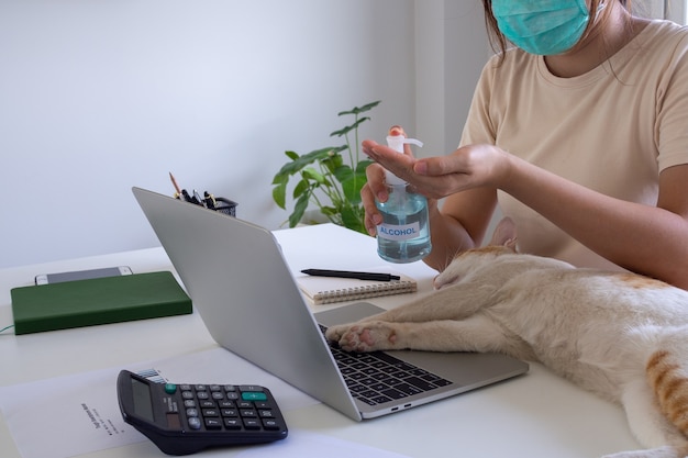 Frauen arbeiten mit ihren Haustieren im Haus. Konzept der Arbeit von zu Hause aus und soziale Distanz