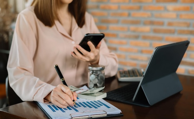 Frauen arbeiten mit Laptop-Computer, Tablet und Smartphone im modernen Büro mit virtuellem Symboldiagramm im modernen Büro