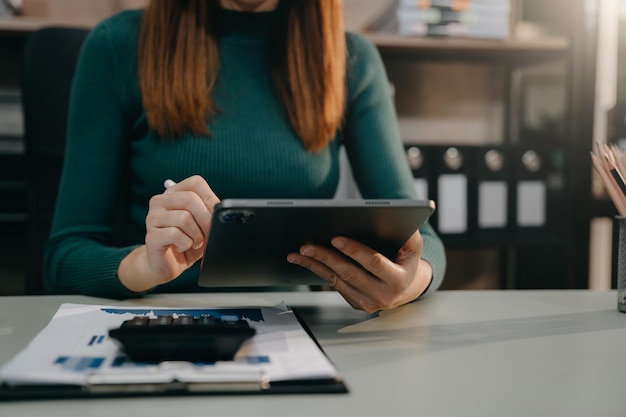 Frauen arbeiten mit Tablet und Laptop und digitalem Tablet-Computer