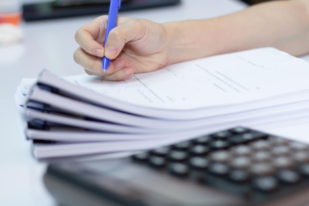 Frauen arbeiten und schreiben auf Dokumentenpapier auf dem Tisch im Büro, schreiben Ideen und machen sich Notizen