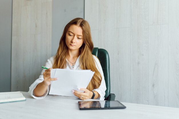 Frauen arbeiten zusammen, Büroeinrichtung