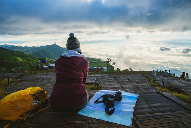 Frauen Asiaten reisen in den Ferien entspannen. Fotografieren Sie Landschaft auf dem Moutain.Thailand