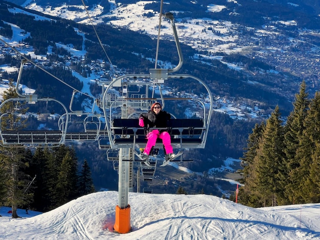 Frauen auf dem Sessellift in den französischen Alpen, Europa