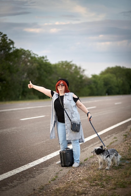 Frauen auf der Straße mit Hund hielt Auto an