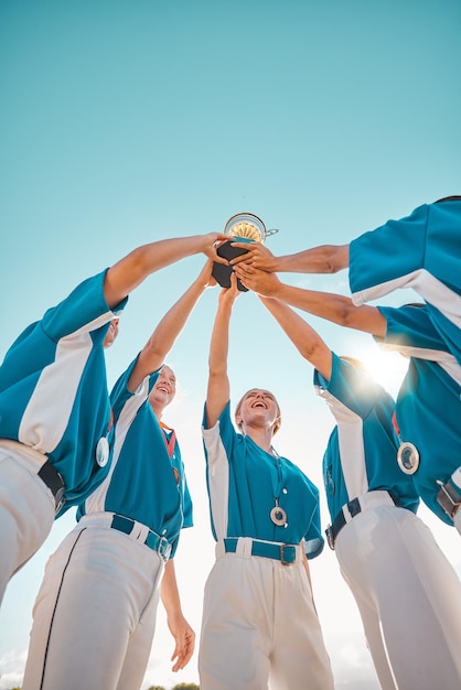 Frauen-Baseball-Team-Trophäe und Siegerfeier für den Erfolg bei Sportmeisterschaften oder Wettkampfleistungen Fröhliche Mädchen-Softballspieler-Gewinnergruppe und aufgeregte Athleten, die den Preis halten