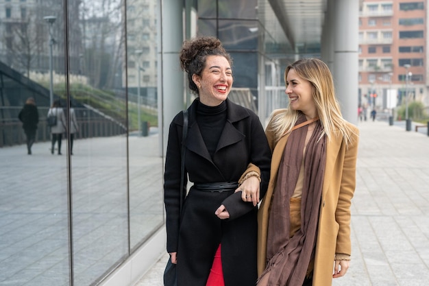 Frauen befreunden junge Kolleginnen, die eine Pause in der Stadt machen, Leute, die in der Stadt einkaufen gehen