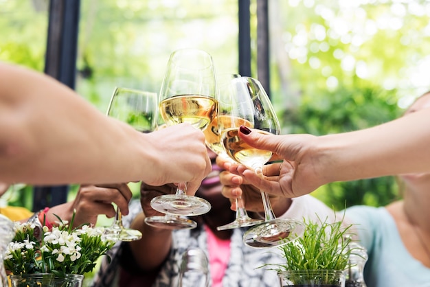 Frauen bei einer Dinnerparty