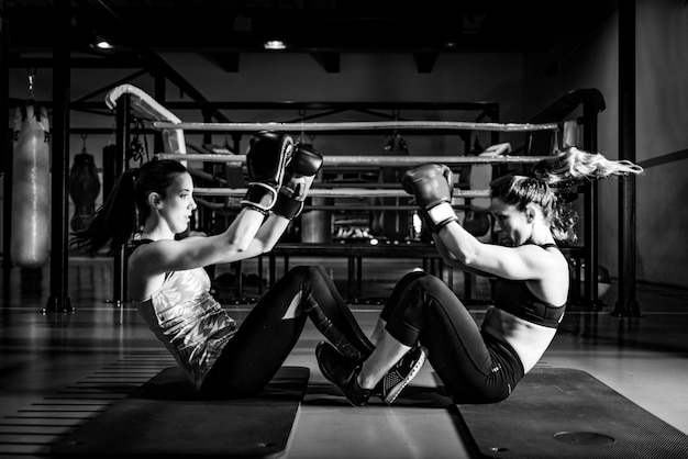 Frauen beim Boxtraining