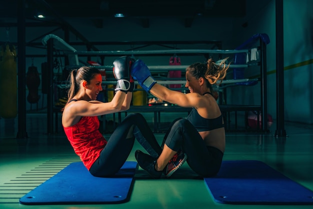 Frauen beim Boxtraining