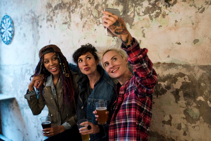 Foto frauen benutzen handy selfie foto