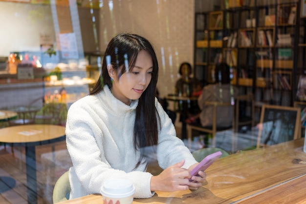 Frauen benutzen Mobiltelefone im Café