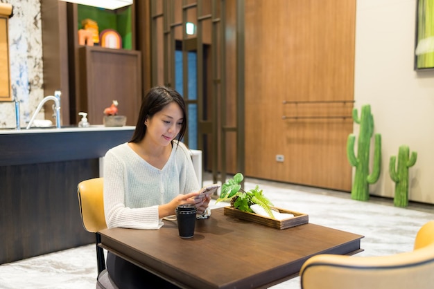 Frauen benutzen Mobiltelefone im Café