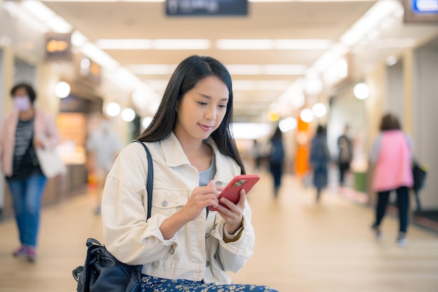 Frauen benutzen Mobiltelefone in der Stadt im Freien