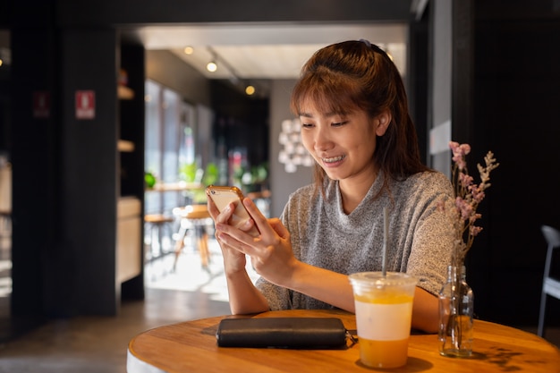 Frauen benutzen Smartphone im Kaffeecafé