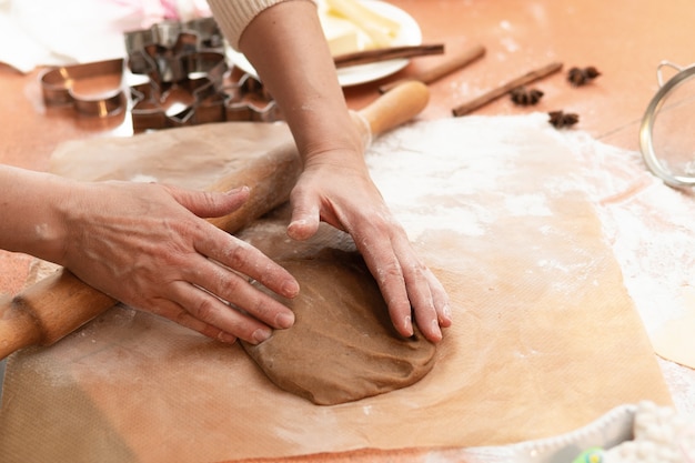 Frauen bereiten Kekse im Küchenkonzept Kochen zu