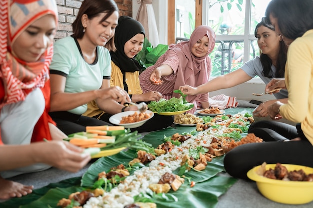 Frauen bereiten sich auf das Abendessen mit Freunden zu Hause vor