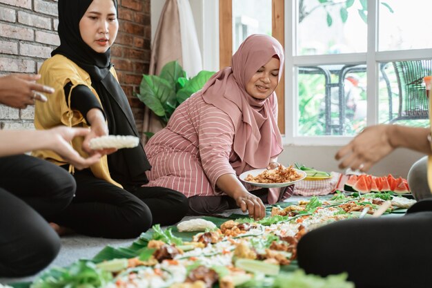 Frauen bereiten sich auf das Abendessen mit Freunden zu Hause vor