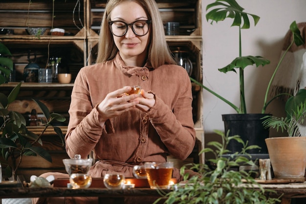 Frauen bereiten Teezeremonie im Café in kleinen Tassen vor
