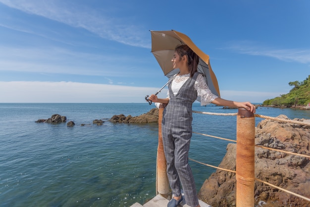 Frauen besuchen das Meer