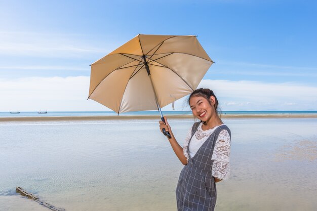 Frauen besuchen das Meer