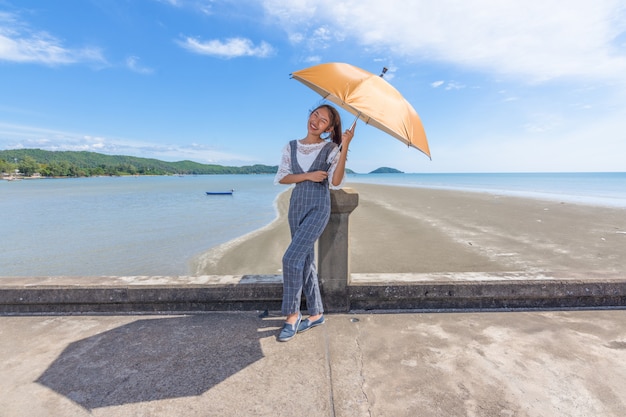 Frauen besuchen das Meer