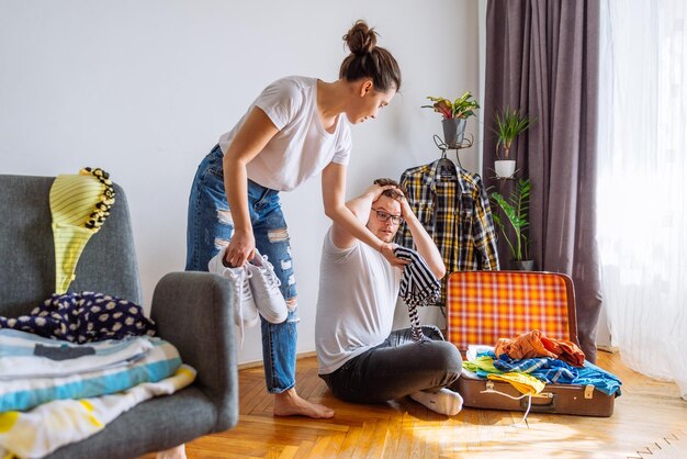 Foto frauen bringen mehr sachen in das überladene taschenreisekonzept