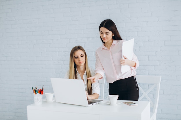 Frauen Coworking am Laptop