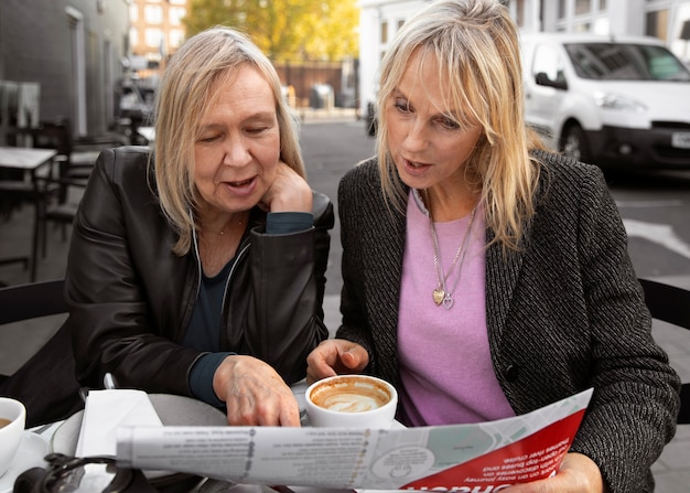 Frauen der Vorderansicht, die im Restaurant sitzen