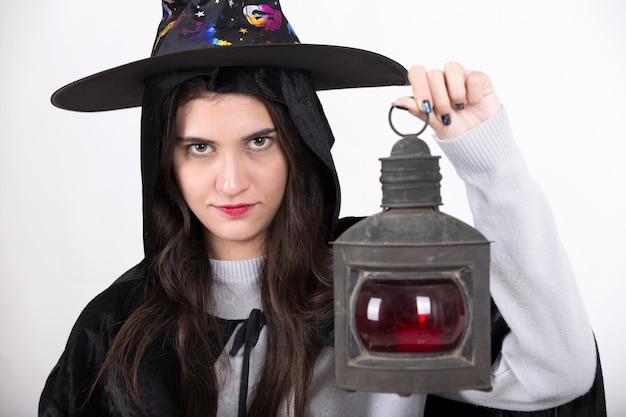 Frauen, die als Hexen verkleidet sind und Laternen am Halloween-Tag halten