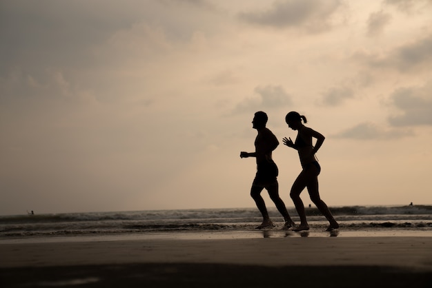 Frauen, die am Strand laufen