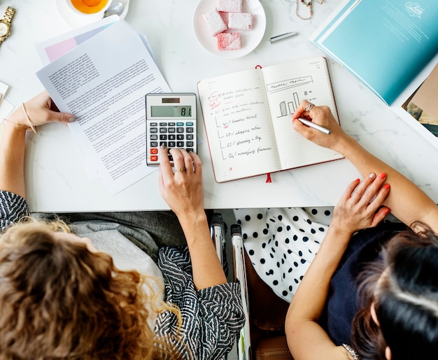 Frauen, die an Kleinunternehmen arbeiten