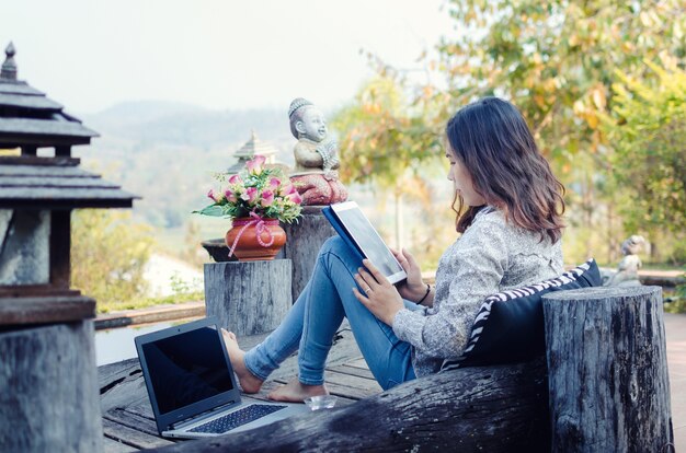 Frauen, die draußen im Garten arbeiten