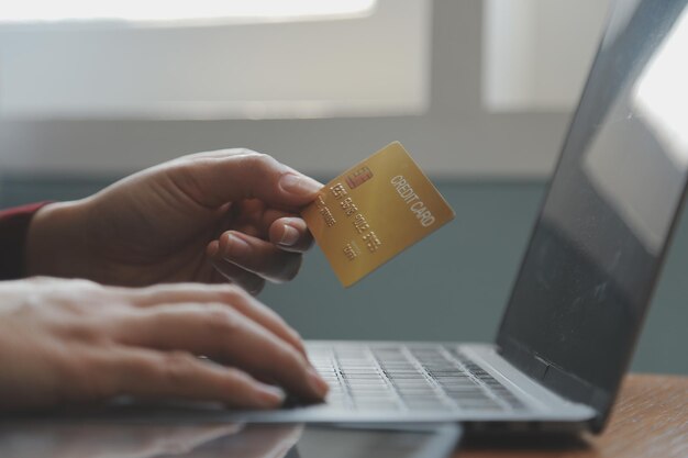 Frauen, die eine Kreditkarte in der Hand halten und zu Hause Smartphones verwendenOnline-Shopping Internet-Banking-Shop Online-Zahlung Geldausgaben E-Commerce-Zahlung im Geschäft Kreditkartenkonzept