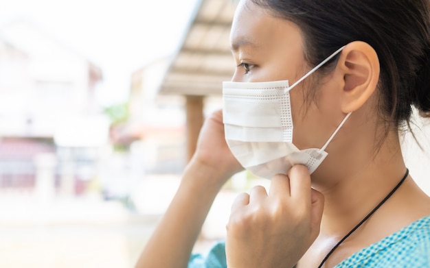 Frauen, die eine Maske tragen, um die Epidemie des Coronavirus (Covid-19) oder die Luftverschmutzung zu schützen