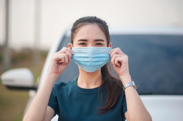 Frauen, die eine medizinische Maske verwenden, verhindern Coronavirus covid19
