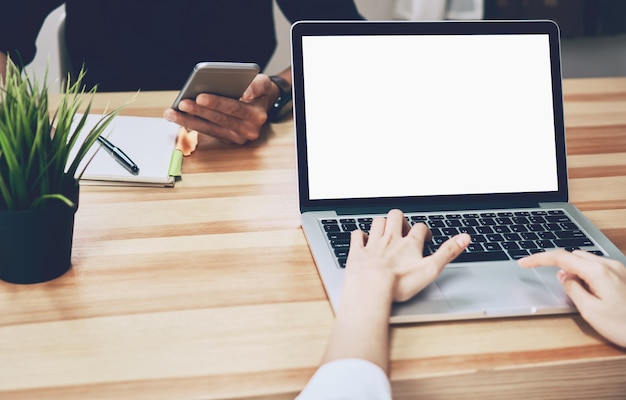 Frauen, die einen Laptop auf weißem Bildschirm verwenden