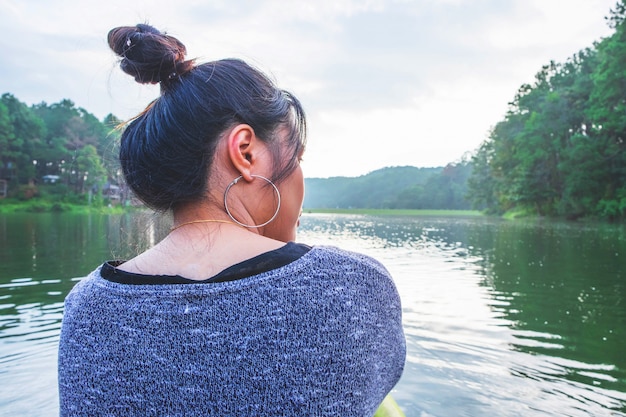 Frauen, die entlang des Flusses reisen