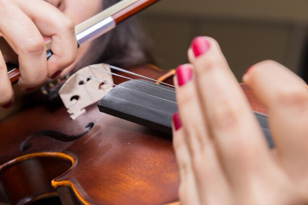 Frauen, die Geige spielen, haben kein Bild mit Effekt hinzugefügt