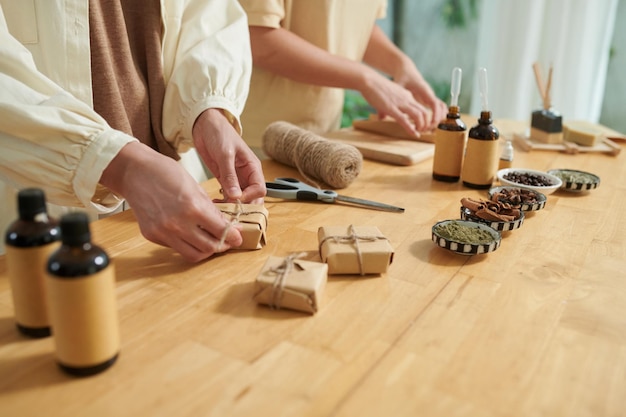 Frauen, die handgemachte Seife verpacken