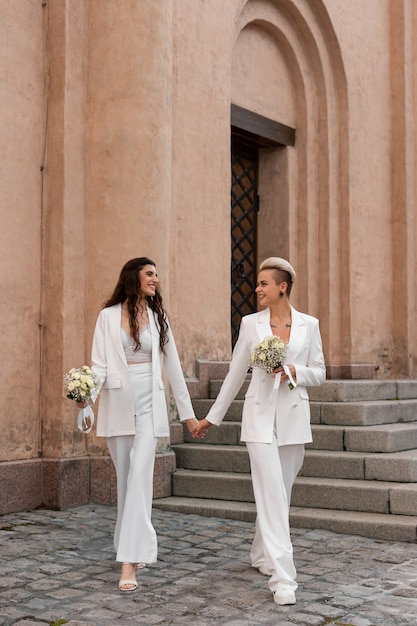 Frauen, die heiraten, in vollem Schuss