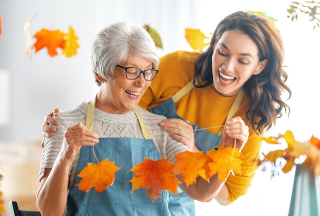 Frauen, die Herbstdekor machen