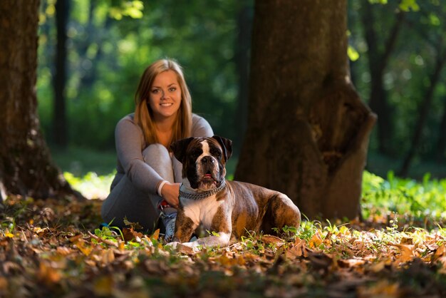 Frauen, die Hund halten