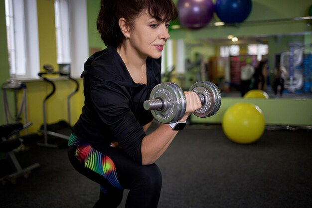 Frauen, die im Fitnessstudio mit Hanteln trainieren