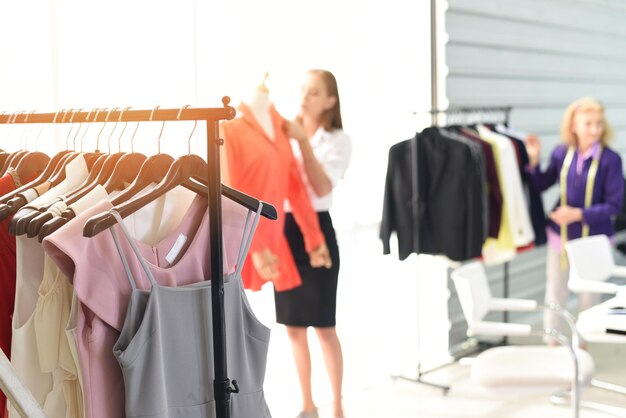 Frauen, die im Rack stehen