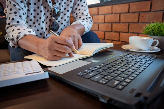 Frauen, die in der Kaffeestube arbeiten