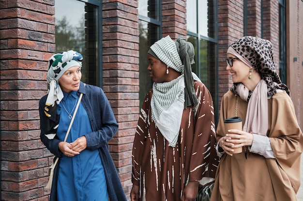 Frauen, die in der Stadt spazieren gehen