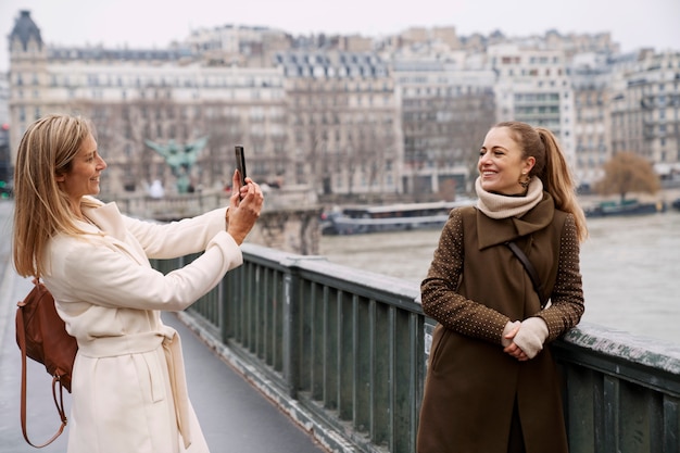 Foto frauen, die in paris reisen