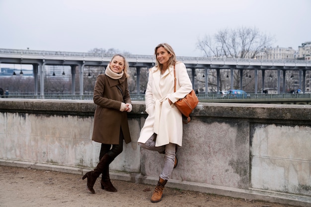 Foto frauen, die in paris reisen