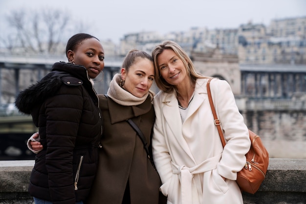 Foto frauen, die in paris reisen