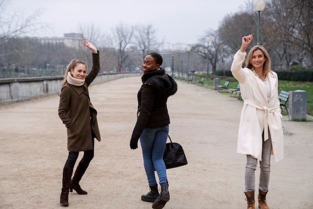 Foto frauen, die in paris reisen